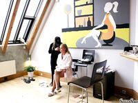 Silvia Saint pozująca na schodach