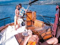 Claudia Rossi és Maya Gold seggbe dugva