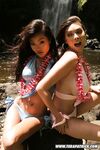 Lucy L i Tera Patrick przy wodospadzie