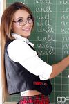 Alexis Brill siedzi w fotelu nauczyciela