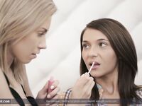 Alexis Brill i Petra Q liżą się nawzajem