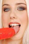 Katrin Wolf masturbuje się z dildo