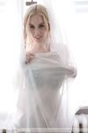 Katrin Wolf i fioletowe dildo