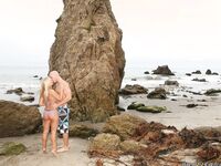 Jessica Moore pieprzy się na plaży