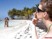Lucy Belle i Black Angelika liżą się na plaży