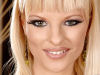Nancy Rider i Black Angelica liżą się nawzajem