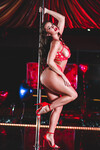 Abigail Mac i Nicolette Shea pieprzą się w barze