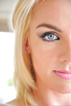 Heather wsuwa duże dildo w swoją cipkę