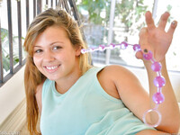 Keisha Grey masturbuje się kulką analną