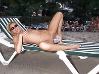 Sandy masturbuje się na plaży