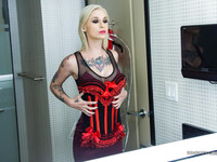 Kleio Valentien wytatuowana blond dziwka