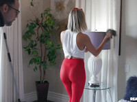 Jennifer White i Chloe Temple liżą się nawzajem