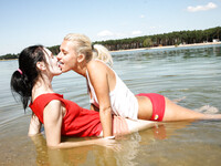 Sara F i Timea Bella liżące się na plaży