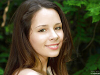 Arina pokazuje swoje ciało w lesie