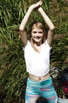 Hannah Hays w ogrodzie