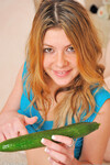 Callie Lavalley wpycha ogórka w swoją cipkę