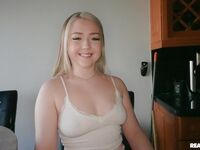 Eva Nyx - Jej idealnie ogolona cipka zostaje ostro zerżnięta po tym jak robi facetowi głębokie loda!