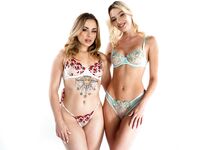 Blondynki lesbijki anal w salonie