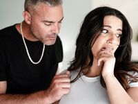 Gruby dół brązowy Sarah Arabski dostaje twardy Kurwa w salonie