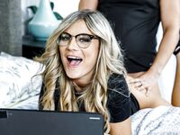 Dojrzałe blondynki Ellie Tay szaleją na punkcie lizaka, zanim ją wydymają