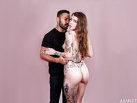 Wytatuowane ciało Eden Ivy uwodzi brodatego kochanka ogoloną cipką