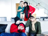Mona Azar i Bunny Madison pracują w salonie