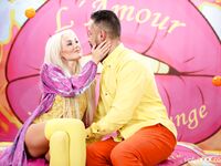 Lovita Przeznaczenie liże blond cipki do palca, wyruchana na śmierć przez jej brodatego kochanka
