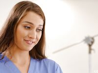 Jennifer White i Bella Rolland kazał szczęśliwcowi pracować w łóżku