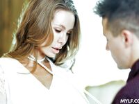 Nicole Aniston rozgrzewa się swoją ulubioną grą, zanim zostanie zerżnięta