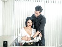 Cipka Amandy Rabbit jest polizana i zerżnięta na stole