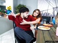 Vivianne Desilva i Selina Bentz uprawiają ostry seks na podłodze
