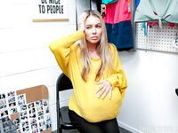 Blondynka Stealth Summer Vixen dostaje loda od pewnego policjanta