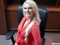 Długowłosa dojrzała Sydney Davis rucha pewnego siebie reżysera
