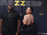 Violet Myers ssie i jeździ dużym czarnym drewnem do skręcającego orgazmu