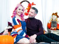 Aaliyah Love 's pretty milf pussy drży w dzikim łóżku