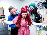 Kiki Daire czerwony wytatuowany gwiazda porno ukarany za kradzież