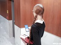 Długi czarnowłosy bookworm z okularami jest fucked w przekłutych rajtuzach