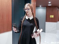 Długi czarnowłosy bookworm z okularami jest fucked w przekłutych rajtuzach