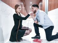 Długi czarnowłosy bookworm z okularami jest fucked w przekłutych rajtuzach