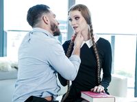 Długi czarnowłosy bookworm z okularami jest fucked w przekłutych rajtuzach