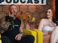 Wytatuowane dziewczyny Abigail Morris i Toochi Kash dzielą się czerwonym wilkiem