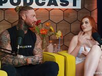 Wytatuowane dziewczyny Abigail Morris i Toochi Kash dzielą się czerwonym wilkiem