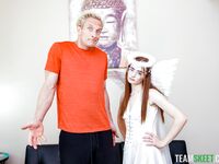Rudowłosy Reese Robbins dostaje przyzwoity seks w salonie