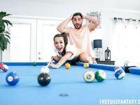 Freya Von Doom ssie i jeździ brodatym facetem na podłodze