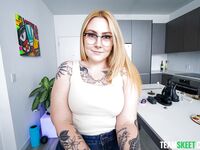Blondynka suka Gracie Squirts bierze dół w głebokie triki