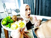 Jazmine Cruz bogata arabska mama dostaje swoją ogoloną cipkę od twardego pieprzenia