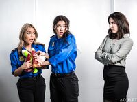 Casey Calvert, Victoria Voxxx i Nicole Aria rozrywają cipki wielkimi fałszywymi fiutami