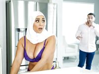 Bootylicious arabskie mamuśki Carmela Clutch dostaje jego jaja głęboko w kutasa