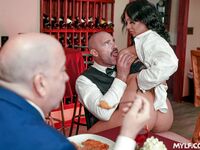 Londyn Rose pieprzy kelnera przed mężem w restauracji