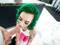 Zielonowłosa Gia Paige z przekłutymi sutkami w POV na zdjęciach